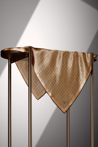 Vissona 100% Twill İpek Etnik Motif Desenli Gold - Siyah Renkli 90x90 Dikim Şekli : El Dikişi Eşarp Çok Renkli