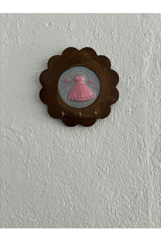 Pelince - Pembe Elbise Figürlü - Epoksi Ahşap Anahtar Askılığı Tek Ürün - Çap: 18 Cm Ahşap