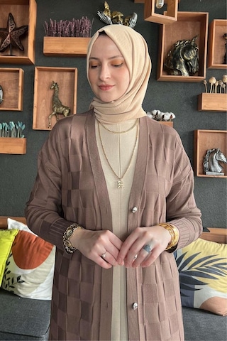 Rabia Şamlı Dama Desenli Sütlü Kahve Triko Hırka Çok Renkli