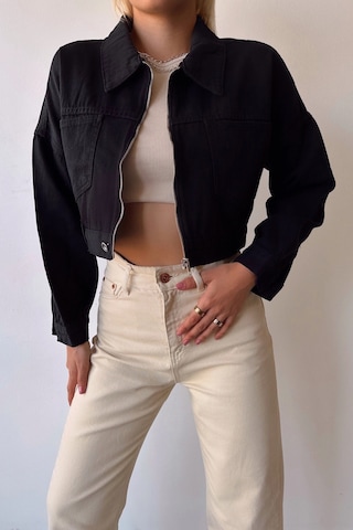 Siyah Çift Cepli Fermuarlı Yıkamalı Crop Denim Ceket Bcdf-235410 Çok Renkli