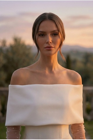 Berissima Bride Madonna Yaka Nikah Elbisesi, İnci Detaylı Kol, Maxi Yırtmaçlı Etek, Astra Kırık Beyaz Kırık Beyaz