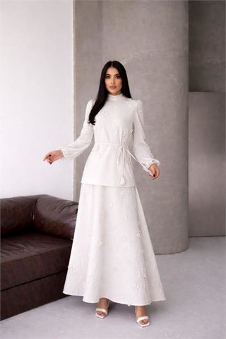 Neşeli Butik Kadın Beyaz Keten Kumaş Çiçek Aplikeli Hakim Yaka Etekli Takım Nbms2629