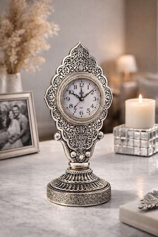 Nostaljik Vintage Taş İşlemeli Kabartmalı Lüks Gümüş Renk Dekoratif Salon Ve Ofis Masa Saati 29 Cm Gümüş