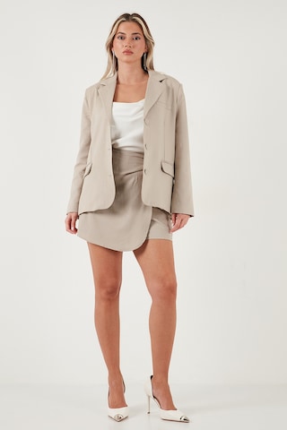 Lela Taşlı Regular Fit Broş Detaylı Ceket-Şort Etek Bayan Takım 6839618 Taş