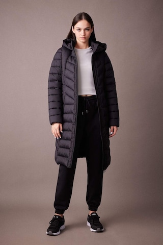 DeFactoFit Su İtici Uzun Şişme Mont Parka Kapüşonlu Slim Fit Dar Kesim Kapitoneli Fermuarlı Cepli A1556AX24WNBK81 Siyah