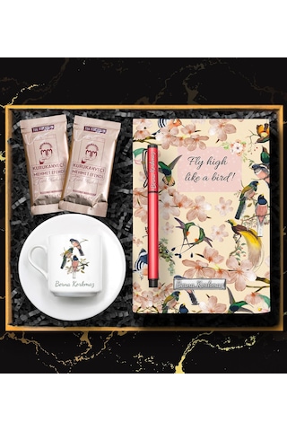 Kişiye Özel Kuşlu Fincan & Kuş Desenli Defter & Kırmızı Roller Kalem & 2'li Türk Kahvesi Hediye Seti Kişiye Özel Kuşlu Fincan & Kuş Desenli Defter & Kırmızı Roller Kalem & 2'li Türk Kahvesi Hediye Seti