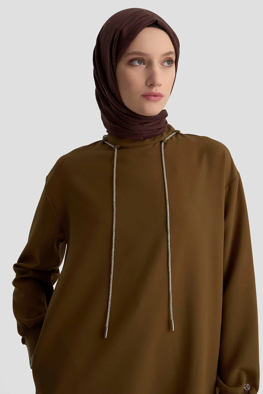 Armine Trend Yakası Taş Bağcık Detaylı Kolları Ribanalı Fermuarlı Tunik Yağ Yeşili-25kt436 Yağ Yeşili