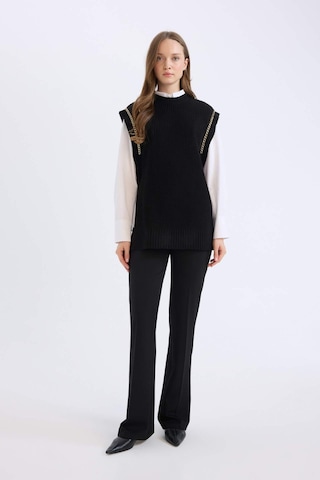 DeFacto Yarım Balıkçı Yaka Basic Düz Yan Yırtmaçlı Süveter D5022AX24AUBK81 Siyah