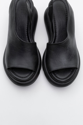 Luvishoes Agusto Siyah Cilt Hakiki Deri Kadın Dolgu Topuk Sandalet Siyah Deri