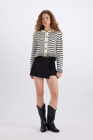 DeFacto Coool Regular Fit Çizgili Bisiklet Yaka Düğmeli Triko Hırka E2272AX24CWER219 Ekru