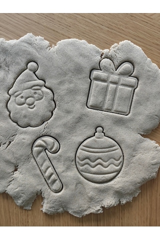 Yılbaşı Konseptli Noel Baba Kar Küresi Hediye Paketi Kurabiye Kalıbı Seti Çok Renkli