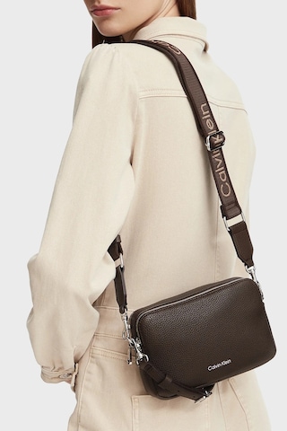 Calvin Klein Logolu Ayarlanabilir Askılı Çanta Lv04f3656gbal Kadın Çanta Lv04f3656g Bal Kahve