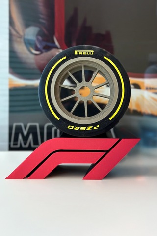 Formula 1 Lastik Temalı Dekoratif Masa Üstü Standı