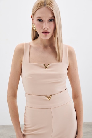 Sateen Yaka Gold Aksesuarlı Bluz - Bej-135430 Bej