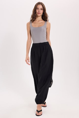 Tudors Kadın Slim Fit Dar Kesim Askılı Kare Yaka Sırtı Açık Sandy Kumaş Çıtçıtlı Gri Body-51251