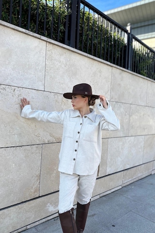 Kadın Ekru Uzun Kol, Çift Cepli, Eteği Oval Kesim, Kaşe Gömlek Ceket Ekru