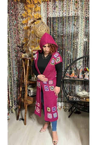 Gönülden Tasarım Özel Tasarım Renkli Motifli Yumuşak Yün El Örgüsü Yelek Hırka Boy 1.15 Cm Pembe