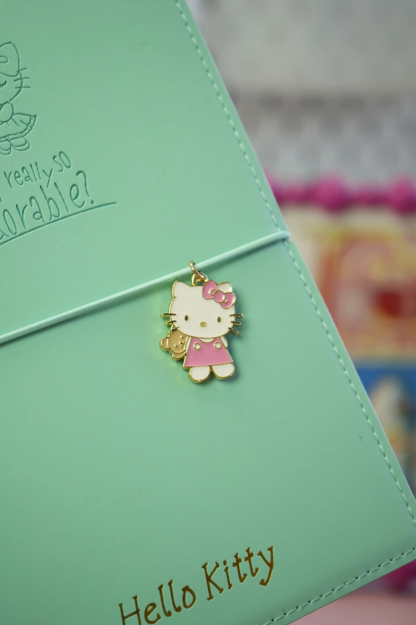 Hello Kitty Vegan Deri Günlük 13x18 Cm Çizgili Defter Lastikli Charm Süs Detaylı 2114