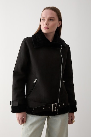 Siyah İçi Kürklü Mont Siyah