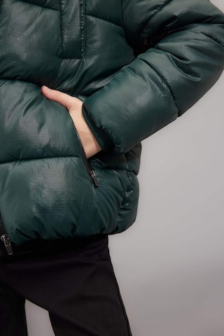 DeFacto Erkek Çocuk Su İtici Kapüşonlu Fermuarlı Cepli Şişme Mont C5565A824WNGN715