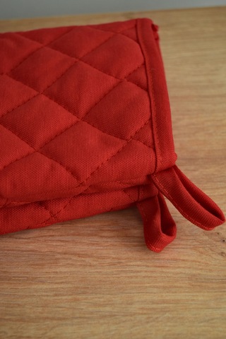 Kırmızı Yanmaz Ve Isıya Dayanıklı 2 Fırın Eldiveni Ve 2 Tutacak