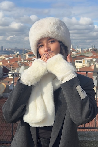 Mollycrush Peluş Kalpak Atkı Eldiven 3'lü Set Kadın Kışlık Beyaz Suni Kürklü 3'lü Takım Beyaz