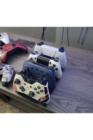 Xbox One / Series X S Oyun Kumandası İçin Şık Siyah Dörtlü Stand - Dayanıklı Plastik Tasarım 1 Adet