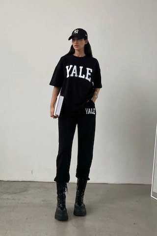 Yale T-shirt Eşofman Altı Jogger - Siyah Baskı Alt Üst Eşofman Takımı Oversize Bisiklet Yaka Siyah Yale T-shirt Eşofman Altı Jogger - Siyah Baskı Alt Üst Eşofman Takımı Oversize Bisiklet Yaka Siyah
