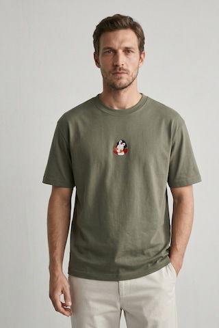 Elemge %100 Pamuk Compact Penye Süprem Haki Penguen Nakışlı Trend Fit Erkek Tok Kumaş T-shirt Rahat Kesim