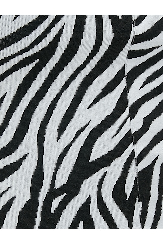 Koton Crop Tişört Zebra Desenli Yarım Fermuarlı Polo Yaka Siyah Desenli 3sak50442ek