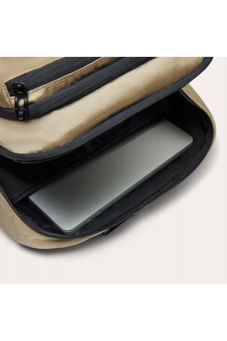 Oakley Essential Day Pack Fos901982 7gw U 30 Litre Sırt Çantası Siyah