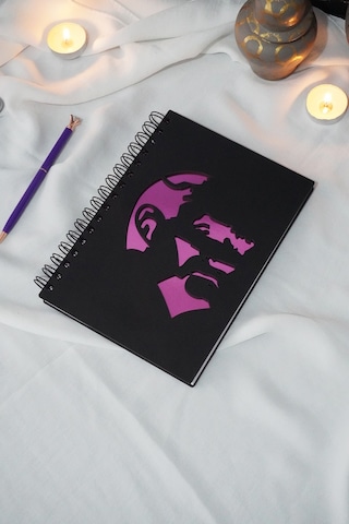 Mustafa Kemal Atatürk Siyah Ahşap Kapaklı Defter - A5 Spiralli Çizgisiz Defter