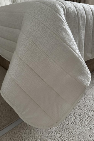 Velmira Jakarlı Kadife Elyaf Dolgulu Yatak Örtüsü 240x240 Cm Krem Krem