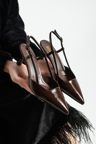Dabab Shoes Lıya Kadın Acı Kahve 6 Cm İnce Topuklu Bilekten Bantlı Arkası Açık Tokalı Sivri Burun Rugan Ayakkabı Acı Kahverengi