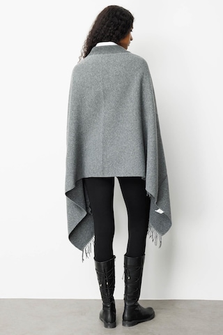 Kadın Yakası İşlemeli Koldan Geçmeli Büyük Yün Panço Füme Füme