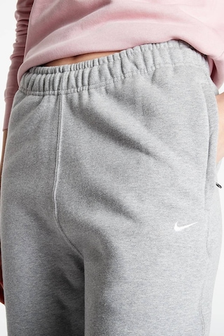 Nike Solo Swoosh Fleece Pant Pamuklu Şardonlu Bol Kesim Yüksek Bel Kadın Eşofman Altı Gri