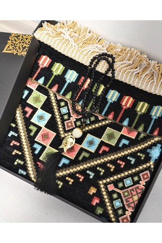 Hediyelik Seccade Tesbih Seti Kilim Desenli Kadife Astarlı Seccade, Kristal Tesbih Ve Özel Kutulu Lüks Hediye Seti Siyah
