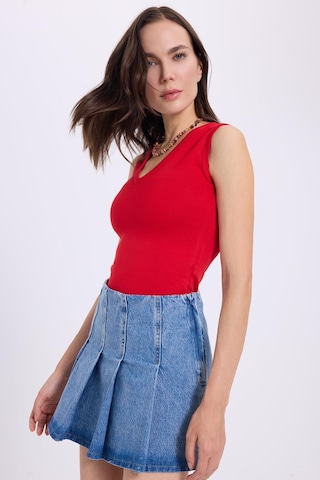 Tudors Kadın Slim Fit Dar Kesim V Yaka Sıfır Kol Pamuklu Ribanalı Kırmızı Bluz-38835 Kırmızı