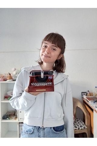 Geçmişe Müzikal Bir Yolculuk: Nostaljik Daktilo Tasarımlı Müzik Kutusu Kahverengi