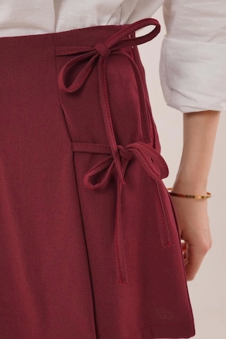 Önü Piliseli Yandan Bağlama Detaylı Bordo Mini Şort Etek Bordo