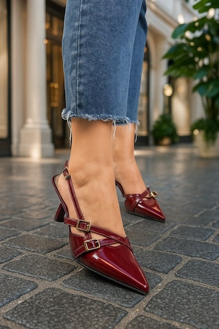 Günlük Kadın Sivri Burun Ayarlanabilir Kemer Detaylı Arkası Açık Klasik İnce Topuk Ayakkabı 922-64 Bordo