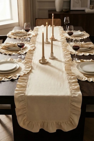 7 Parça Fırfırlı Sofra Sunum Seti 6 Adet Amerikan Servisi Supla + 1 Adet Fırfırlı Runner - 40x150 Cm Bej