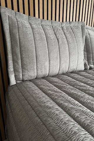 Velmira Jakarlı Kadife Elyaf Dolgulu Yatak Örtüsü 240x240 Cm Gri Gri