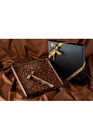 Sütlü Fındıklı Beyoğlu Çikolatası Çekiçli Ahşap Kutu 1000 G