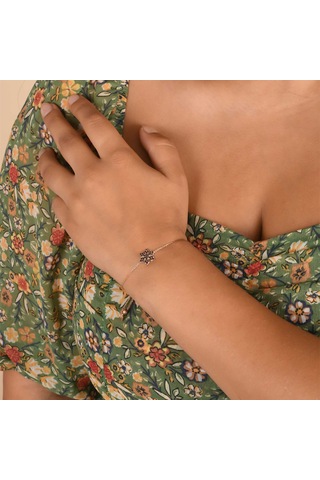 Siyah Zirkon Taşlı Pırlanta Montür Rose Altın Kaplama Asansörlü Çiçek Desenli Gümüş Bileklik Gümüş - Rose Gold