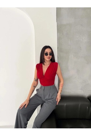 Freedom Storee Kadın Vatkalı Kolsuz V Yaka Drapeli Crop Bluz Likralı Fit - Kırmızı Çok Renkli