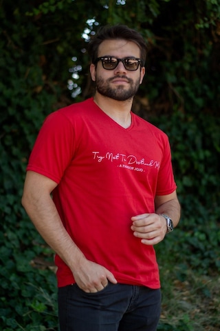 Erkek Kırmızı El Yazısı İmza Baskı Kısa Kollu V Yaka Erkek T-shirt 23etshvyaz 001