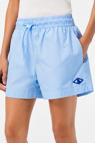 Lacoste X Netflix Women's Monogram Bermuda Shorts Kadın Monogram Hafif Kumaş Bermuda Şort Açık Mavi