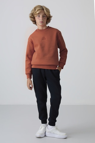 Tommylife Kiremit Pamuklu Kalın İçi Tüylü Yumuşak Dokulu Standart Fit Nakışlı Erkek Çocuk Sweatshirt - 11232 Kiremit