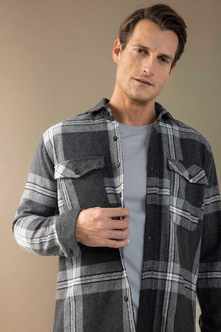 DeFacto Regular Fit Polo Yaka Kareli Oduncu Flanel Uzun Kollu Gömlek D6027AX24AUBK81 Siyah
